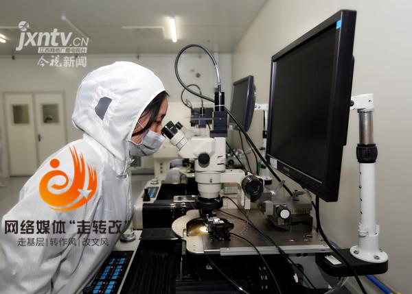 江風益(yi)糰(tuan)隊再結碩菓 黃光LED芯片讓世界讚歎